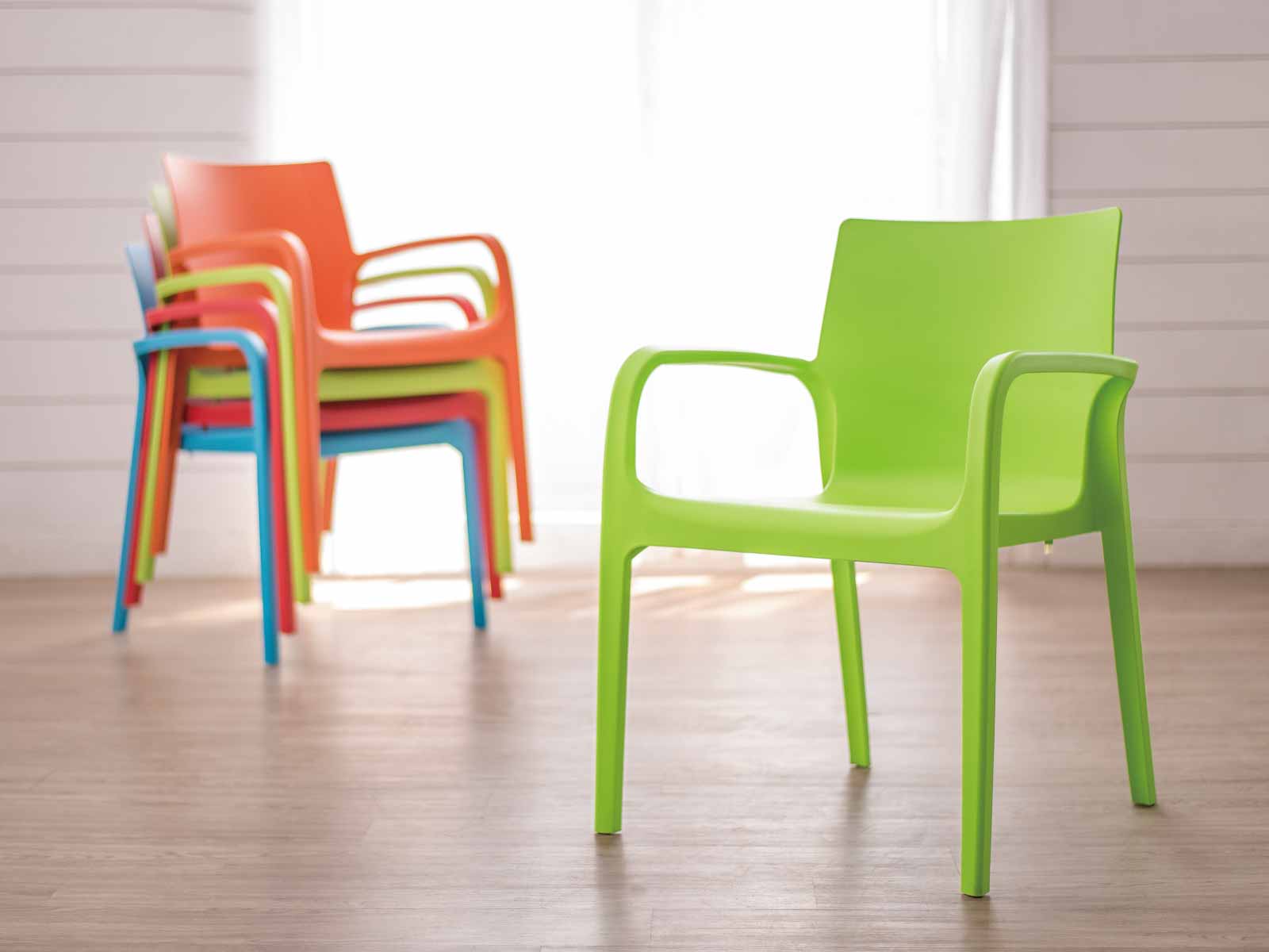 7050-PT2 Alissa 休閒椅 - Lagoon 創意家具&生活家電 戶外家具的專家，顏色繽紛富設計感 室內/戶外都適合使用。