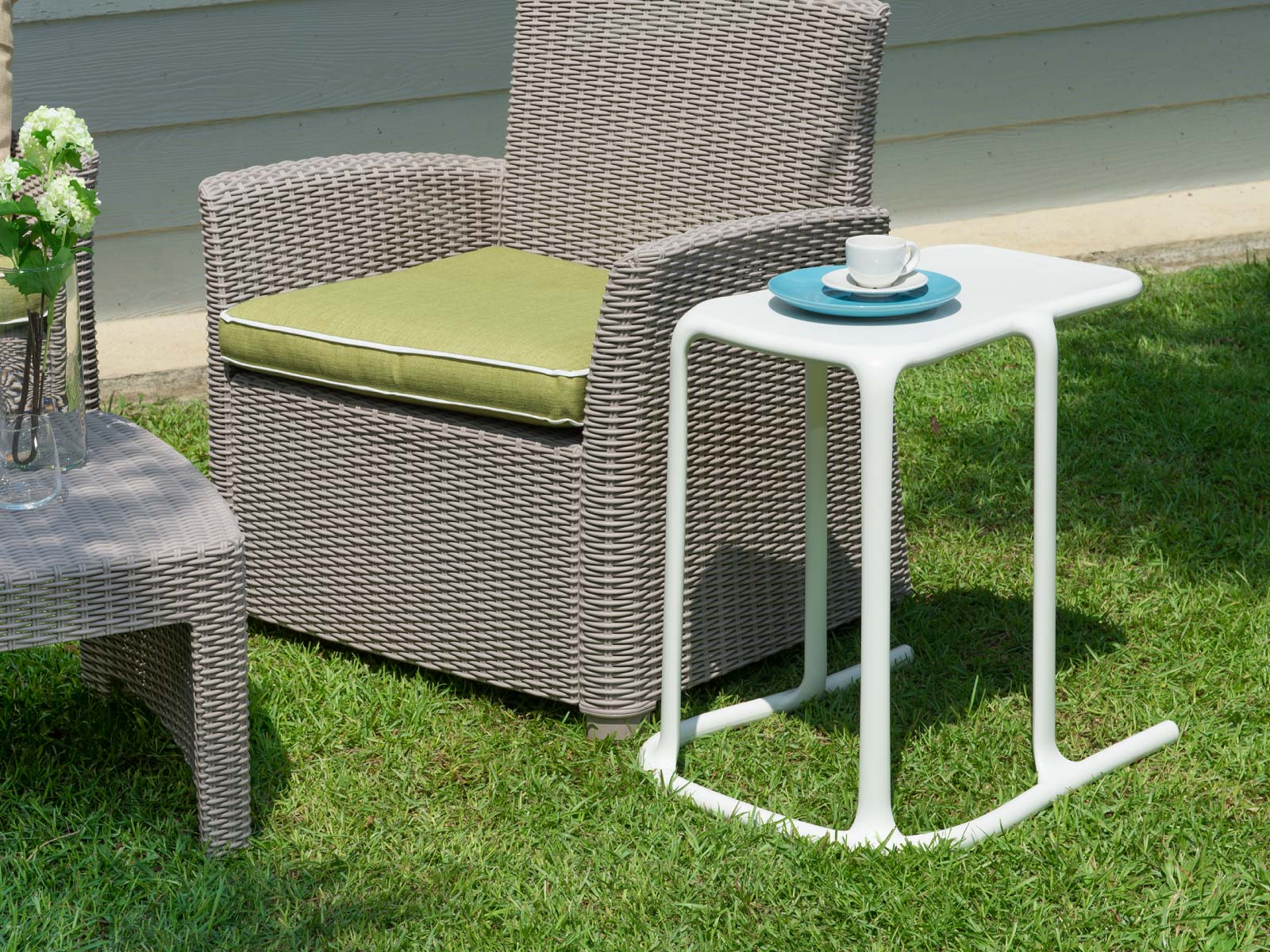 7095-PT-01 Uno Side Table can be used both indoors or outdoors.